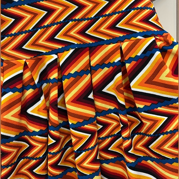 💥2/$15 LuLaRoe Amelia chevron mod 70’s inspired retro look short sleeve dress M - Picture 6 of 13